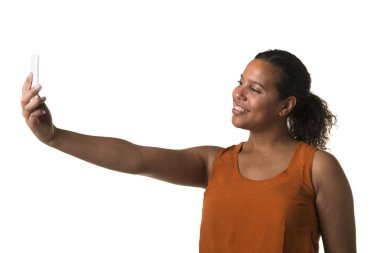 Zenci kadın beyaz bir arka plan üzerinde bir cep telefonu ile bir selfie alarak genç güzel