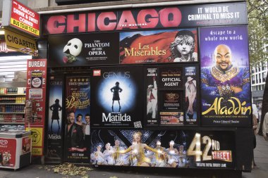 Londra, İngiltere - 12 Ekim 2018: posterler ve Londra'nın merkezinde bir sokak köşesinde bir duvarda chicago, aladdin ve Matilda gibi müzikal gösterileri reklam el ilanları