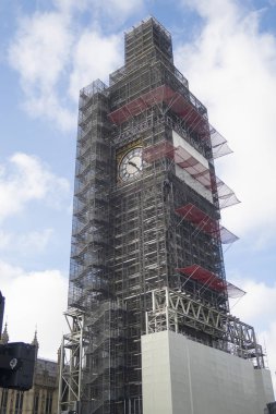 London, Büyük Britanya - 11 Ekim 2018; Ünlü dönüm noktası Big Ben Londra'nın altında bir altı yıl yenileme sırasında onarım çalışmaları için iskele