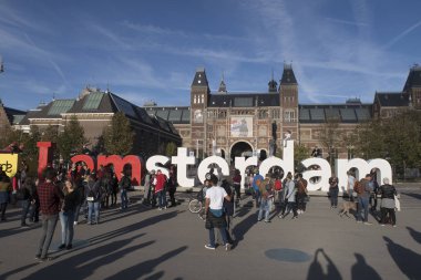 Amsterdam, Hollanda - 18 Ekim 2018; amsterdam daki museumplein yakında kaldırılacak turist tarafından çevrili ben harfler