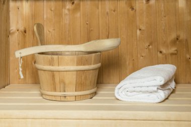 Tahta kaşık ve beyaz havlu ile ahşap kepçe ile kullanım için hazır sauna kabini