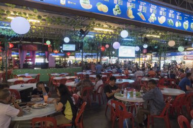 Penang, Malezya - 31 Temmuz 2018: tipik Malezya gıda mahkeme ile populair turist ve halk ile olan açık havada yemek yediğin küçük restoranlar türlü al