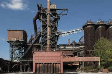 Duisburg peyzaj park kapalı aşağı bir yüksek fırın ile fabrika ile mavi gökyüzü güneşli bir günde