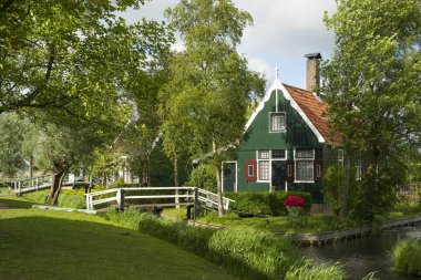Geleneksel bir köyde geleneksel ahşap yeşil ev Hollanda'da Turistler ile populair yakın Zaanse schans