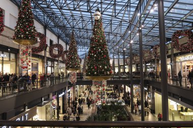 Merkezi O, Oberhausen, Almanya - 8 Aralık 2017; Merkezi O bir alışveriş merkezinde Oberhausen, Almanya Noel süsler ile dekore edilmiştir.