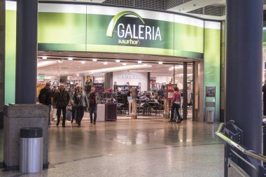 Oberhausen, Almanya - 8 Aralık 2018; Galeria Kaufhof mağaza merkezi o Oberhausen, Almanya büyük ve popüler alışveriş merkezi önü