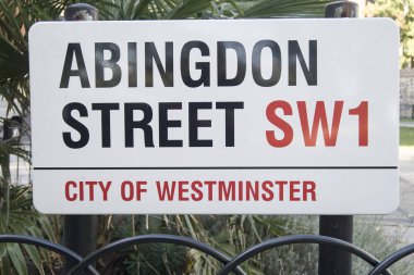 London, Büyük Britanya - 11 Ekim 2018; Abington street, Londra, bir sokak sokak tabelası kapatın parlamento ve kolej evlerin bir kamu bahçe yeşil
