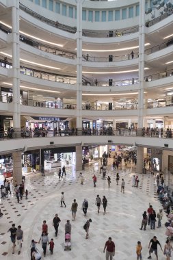Kuala Lumpur petronas ikiz kuleleri içinde Alışveriş merkezi dikey bir görüntü suria Klcc çağırır