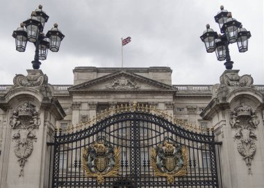 İngiltere Kraliçesi evde bir işareti olarak bayrak ile Buckingham sarayının Kapısı