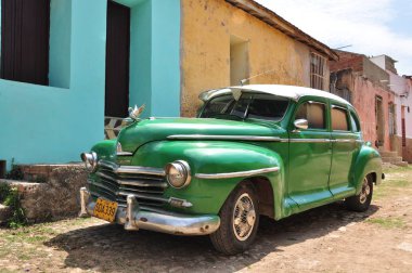 Havana'da Yeşil Plymouth Oldtimer araba Küba şehrinin sokaklarında, Küba'da oldtimer araba malların ithalat sınırlamaları nedeniyle hala kullanımda
