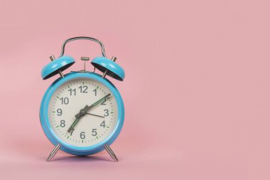 Kopya için alan ile pembe bir arka plan üzerinde Mavi vintage çalar saat