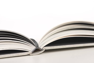 Kopya için alan içeren boş sayfalarla beyaz açık bir kitabın kapatılması