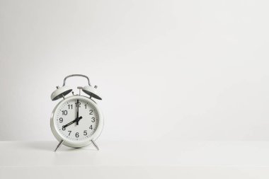 Bir tasarım beyaz iç Vintage beyaz çalar saat