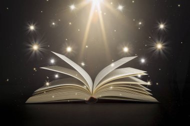 Siyah arka plan üzerinde yıldız ve parlak ışık ile açık kitap