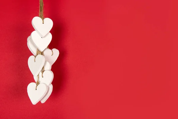 Corazones blancos sobre un fondo rojo con espacio para copiar — Foto de Stock