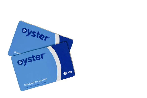 İki Oyster kart Londra'da toplu taşıma için elektronik bilet, beyaz bir arka plan üzerinde izole — Stok fotoğraf