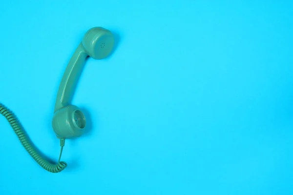 Blaues Retro-Telefon auf blauem Hintergrund mit Kopierraum — Stockfoto
