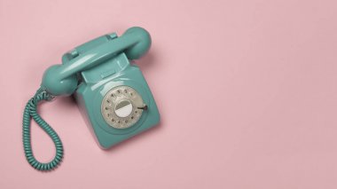 Kopya alanı ile pembe bir arka plan üzerinde Mavi vintage telefon