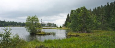 panoramik göl servieres puy de dome içinde