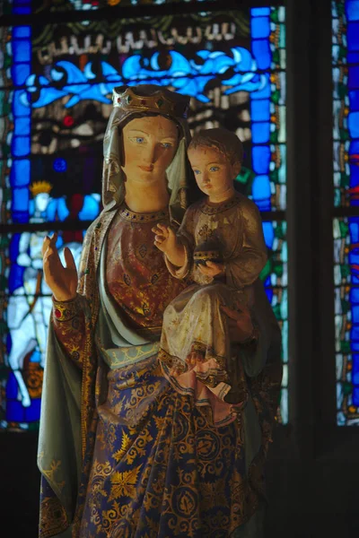 Stary Statua Matki Dziecka Drewniane Katedrze Clermont Ferrand Tle Witrażu — Zdjęcie stockowe