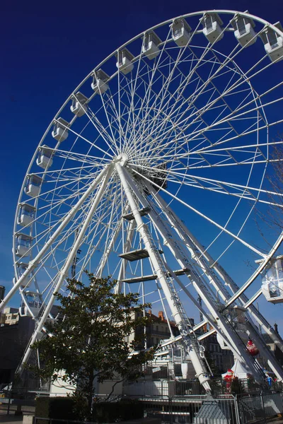 Büyük Beyaz Bir Tekerlek Dalış Karşı Yer Jaude Clermont Ferrand — Stok fotoğraf