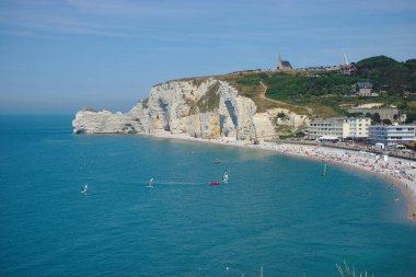 Etretat plaj ve kayalıklarla yaz, Normandy, Fransa