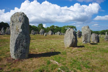 Carnac, Celtic dikilitaş hizalamaları. Brittany, Morbihan. La Fransa