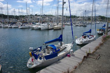 tekneler Binic, Brittany sahillerinde zırh içinde Marina