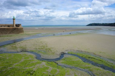 Deniz feneri port Binic adlı düşük tide Brittany zırh sahil