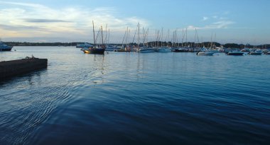 bağlantı noktası Adası aux keşiş, Brittany, Morbihan iskele üzerinde gün batımı. Zevk tekneler ve İskelesi