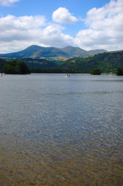 Göl Aydat Auvergne, Puy de Dome içinde. Volkanlar arka planda zincirle