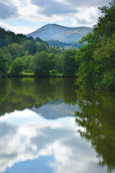 Vista Lago Aydat Verão Reflexões Nuvens Auvergne Puy Dome França — Fotografia de Stock