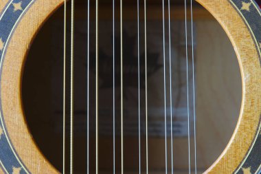 12 string elektro-akustik gitar, rozet ayrıntı, keman