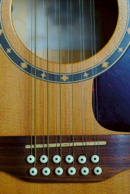 12 telli elektro-akustik gitar, köprü ayrıntı, keman