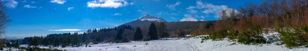 Panoramic Schieten Vulkaan Puy Dome Campagne Besneeuwde Auvergne Een Tekenreeks — Stockfoto
