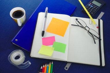 Beyaz defter ve renkli etiketler. Metin alınacak boşluklar. Ofis malzemeleri
