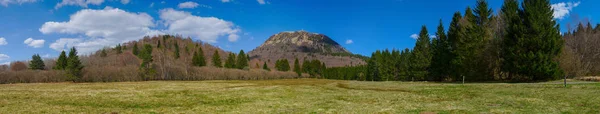 Puy Dome Har Panoramautsikt Över Ceyssat Landnings Remsa För Skärmflygning — Stockfoto