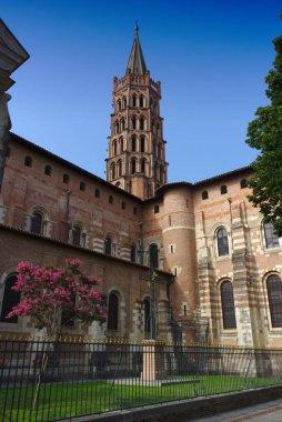 Toulouse, Saint-Sernin Bazilikası 'nın çan kulesi ve bahçe.