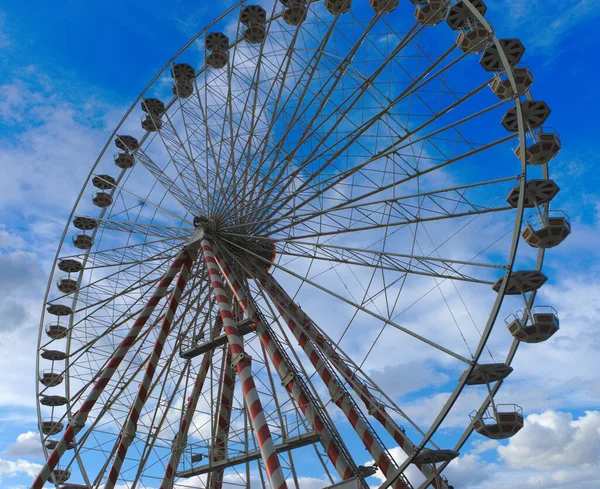 Tiefansicht Eines Riesenrads Vor Blauem Himmel — Stockfoto
