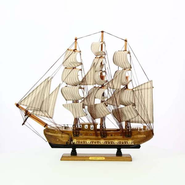 Beyaz arka plan üzerinde gemi modeli