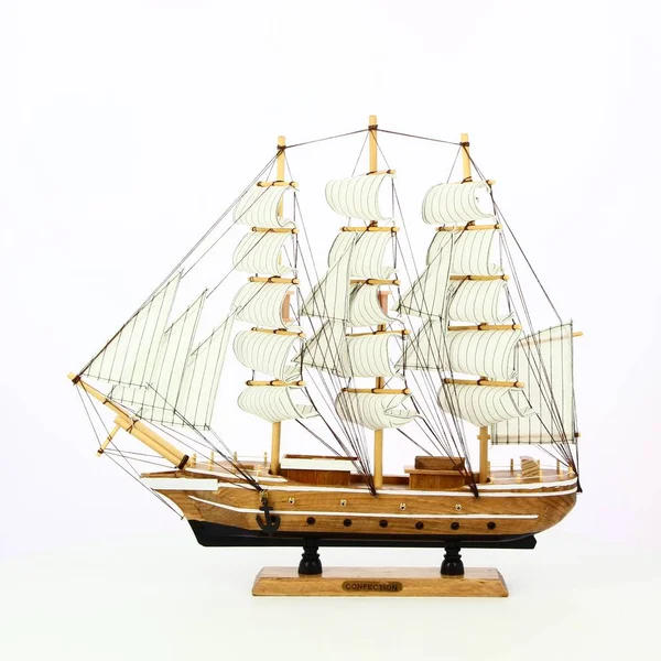 Beyaz arka plan üzerinde gemi modeli