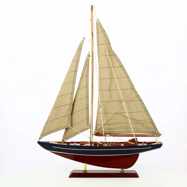 Beyaz arka plan üzerinde gemi modeli