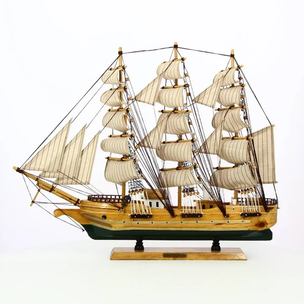 Beyaz arka plan üzerinde gemi modeli