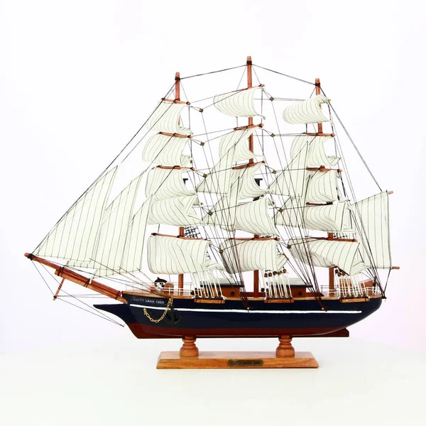 Beyaz arka plan üzerinde gemi modeli