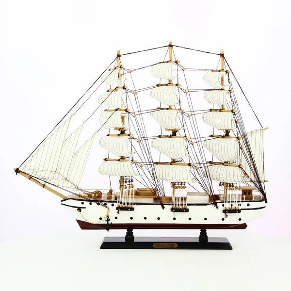 Beyaz arka plan üzerinde gemi modeli