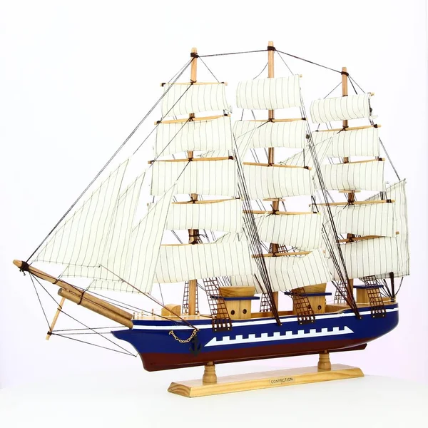 Beyaz arka plan üzerinde gemi modeli