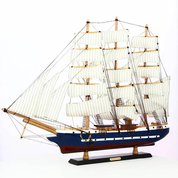 Beyaz arka plan üzerinde gemi modeli