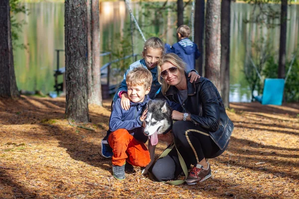 Çocuk husky ile yürümek