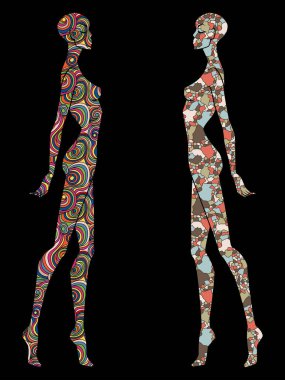 Farklı şekillerde dekore edilmiş, siyah arka planda izole edilmiş iki kadın vücudu.