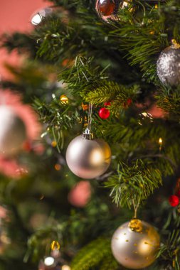 süslü Noel ağacının görünümü kapatın